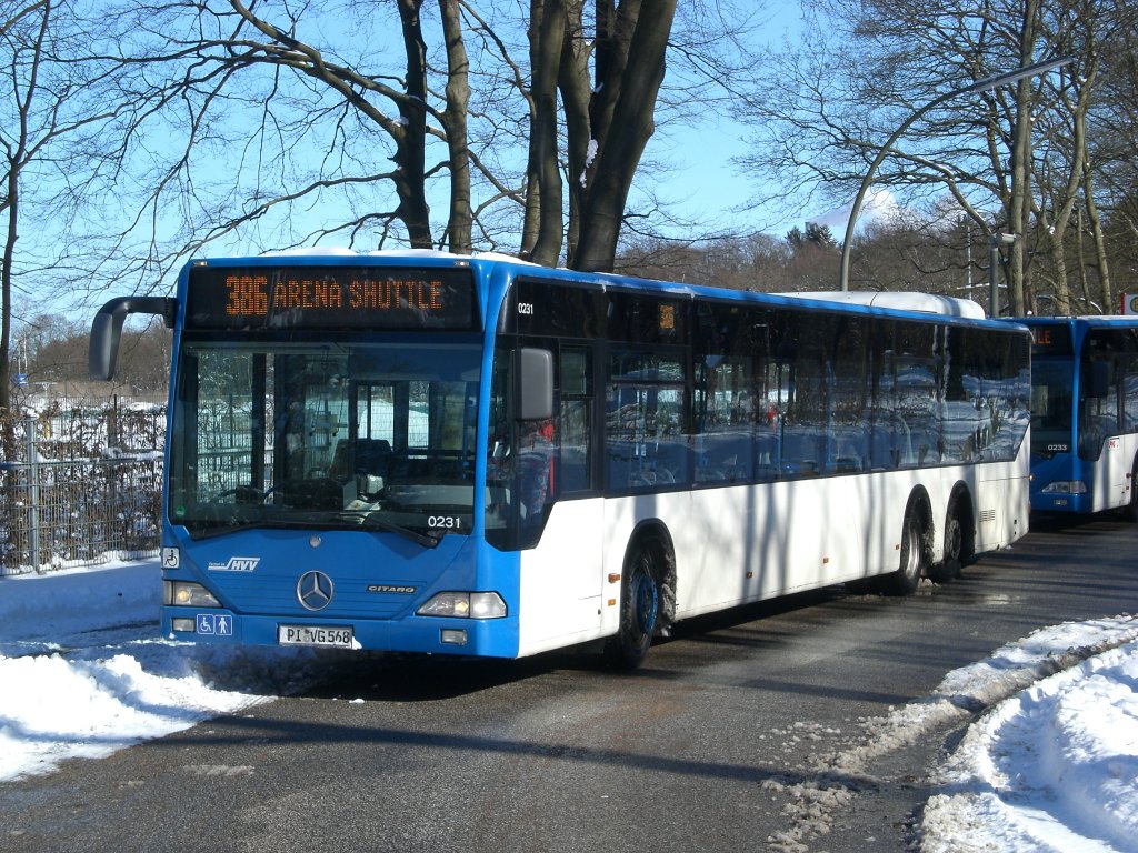 Mercedes-Benz O 530 I (Citaro) als Arenazubringer vom S-Bahnhof Stellingen bis zur HSH-Nordbankarena. Das war so eine Scheie nach dem Bundesligaspiel HSV gegen Hertha. Uns Herthafans wurden 3 Busse vor dem Stadion versprochen doch stattdessen waren wir umgeben von vielen schei Polizisten sowie der ganze Herthafanblock. Also sowas sollten die Hamburger Hochbahn viel besser organisieren.