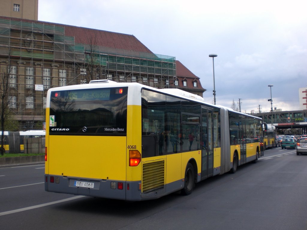 Mercedes-Benz O 530 I (Citaro) auf der Linie 135 nach Alt-Kladow am S+U Bahnhof Rathaus Spandau.