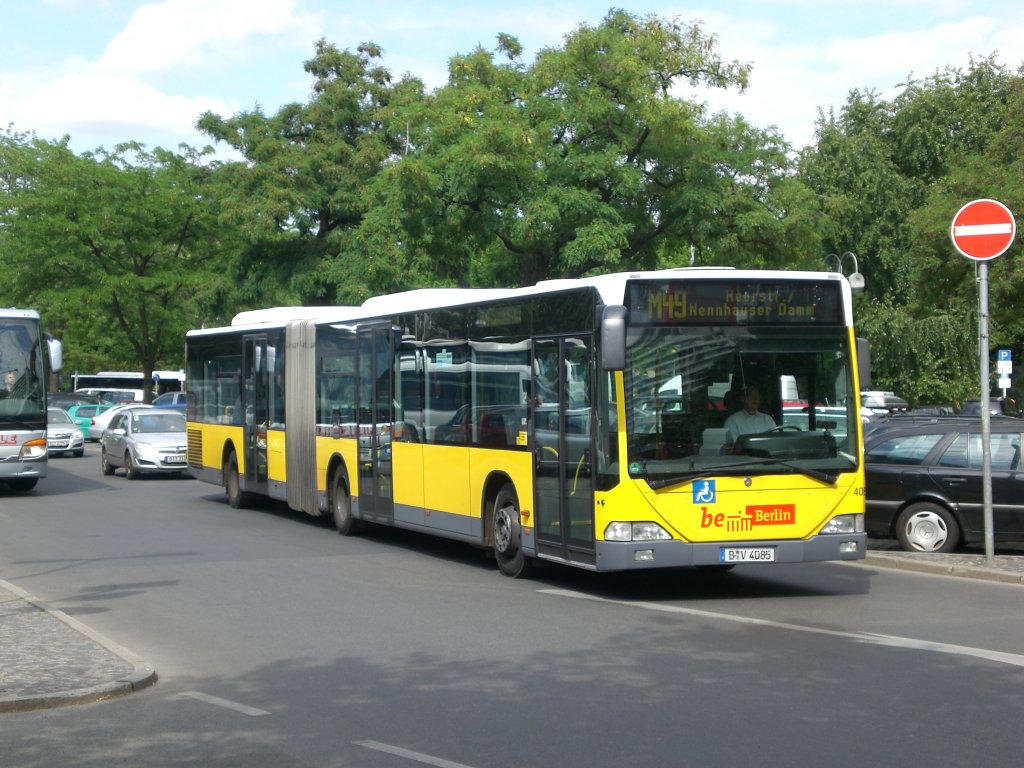 Mercedes-Benz O 530 I (Citaro) auf der Linie M49 nach Staaken Heerstrae/Nennhauser Damm am S+U Bahnhof Zoologischer Garten.