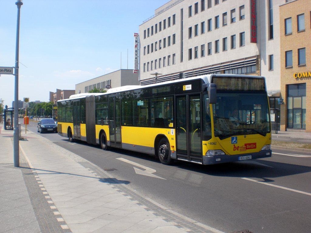 Mercedes-Benz O 530 I (Citaro) auf der Linie 195 nach Mahlsdorf Myslowitzer Strae am U-Bahnhof Hellersdorf.