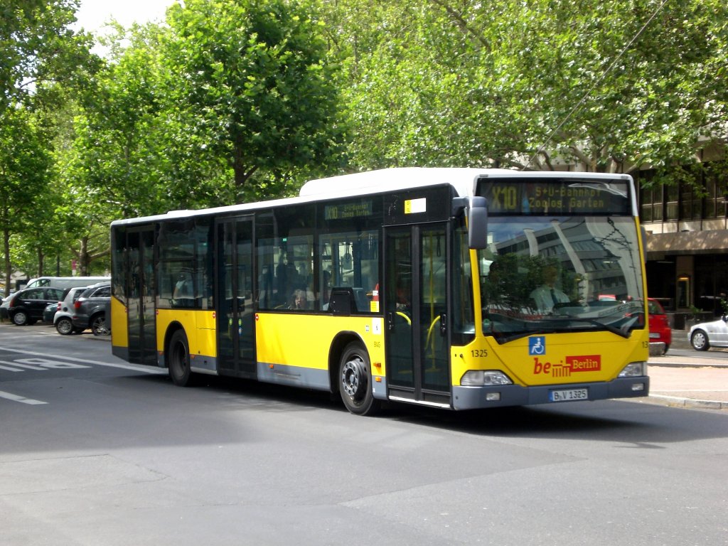 Mercedes-Benz O 530 I (Citaro) auf der Linie X10 nach S+U Bahnhof Zoologischer Garten an der Haltestelle Charlottenburg Bleibtreustrae.