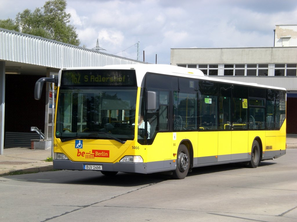 Mercedes-Benz O 530 I (Citaro) auf der Linie 162 nach S-Bahnhof Adlershof am S-Bahnhof Flughafen Schnefeld.