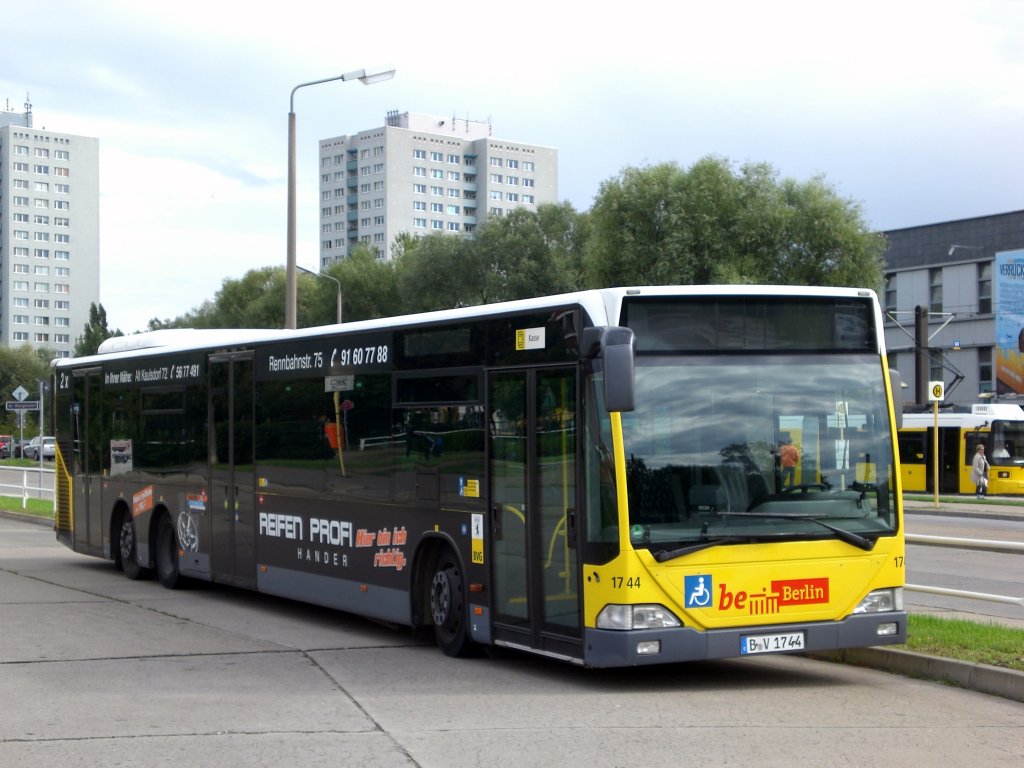 Mercedes-Benz O 530 I (Citaro) auf der Linie 195 am S-Bahnhof Marzahn.