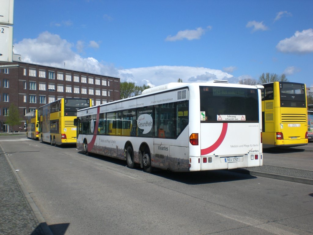 Mercedes-Benz O 530 I (Citaro) auf der Linie M49 nach Staaken Heerstrae/Nennhauser Damm an der Haltestelle Hertzallee.