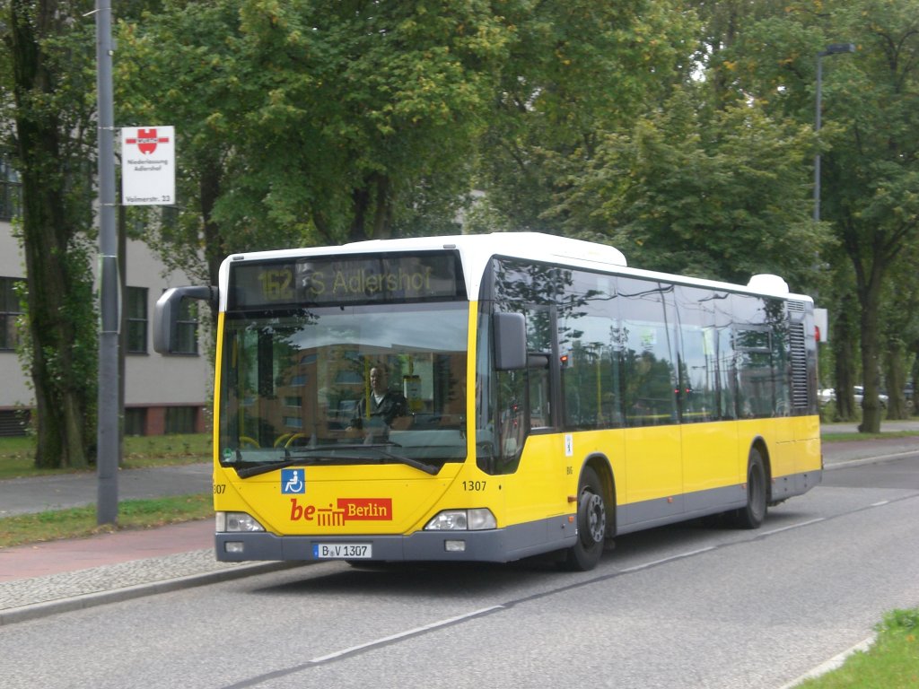 Mercedes-Benz O 530 I (Citaro) auf der Linie 162 nach S-Bahnhof Adlershof an der Haltestelle Adlershof Walther-Nernst-Strae.(12.9.2011)