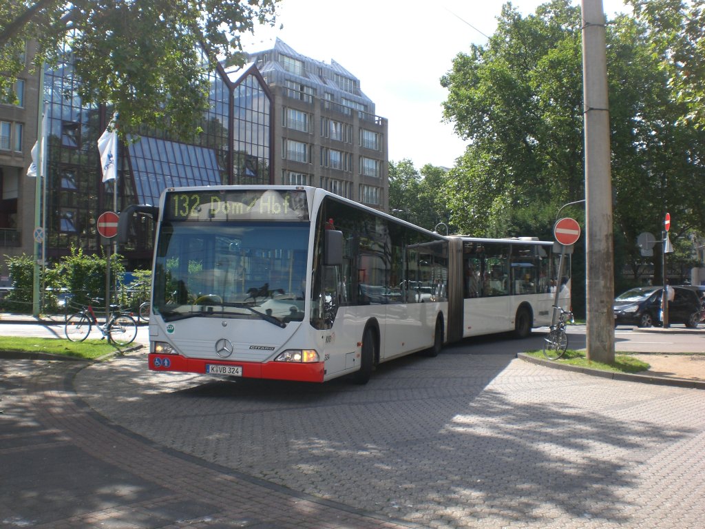 Mercedes-Benz O 530 I (Citaro) auf der Linie 132 nach Kln Hauptbahnhof/Dom an der Haltestelle Kln Heumarkt.(9.7.2012)
 
