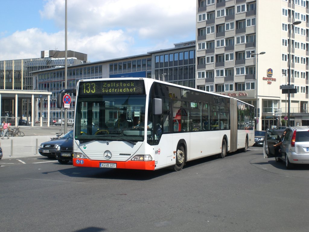 Mercedes-Benz O 530 I (Citaro) auf der Linie 133 nach Kln Zollstock Sdfriedhof am Hauptbahnhof Kln.(9.7.2012)
 
