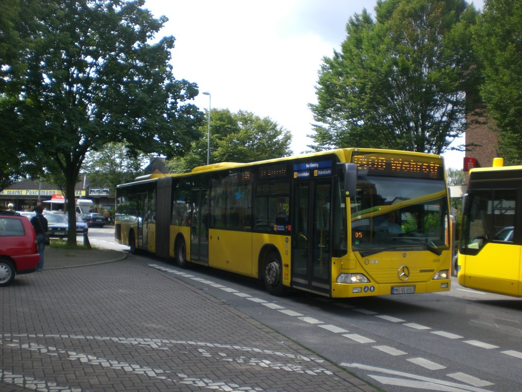 Mercedes-Benz O 530 I (Citaro) auf der Linie 124 nach Oberhausen Wehrstrae an der Haltestelle Mhlheim-Dmpten Friedhof.(18.7.2012) 