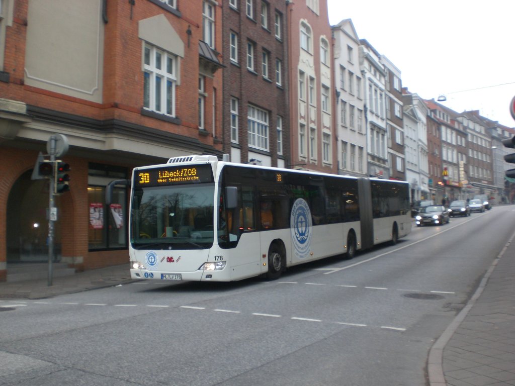 Mercedes-Benz O 530 II (Citaro Facelift) auf der Linie 30 nach Hauptbahnhof/ZOB an der Haltestelle Holstentorplatz.