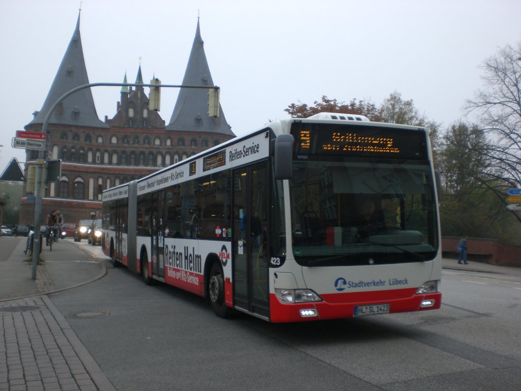 Mercedes-Benz O 530 II (Citaro Facelift) auf der Linie 9 nach Grillenweg an der Haltestelle Holstentorplatz.