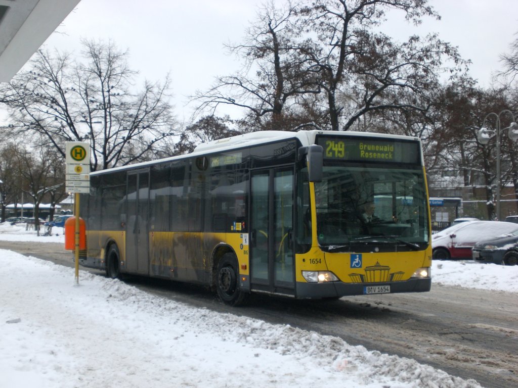 Mercedes-Benz O 530 II (Citaro Facelift) auf der Linie 249 nach Grunewald Roseneck am S+U Bahnhof Zoologischer Garten.