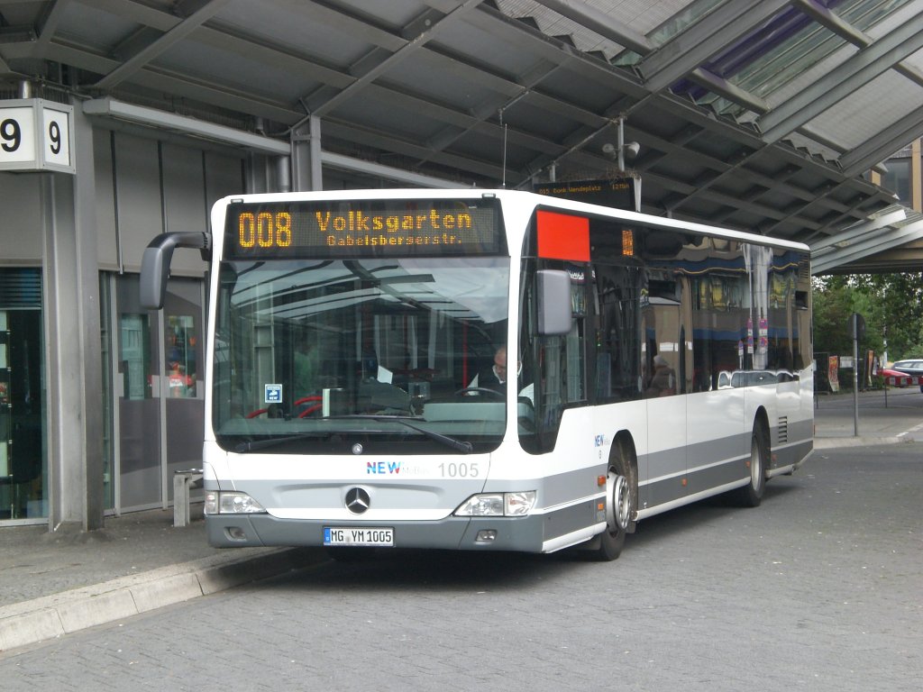 Mercedes-Benz O 530 II (Citaro Facelift) auf der Linie 008 nach Mnchengladbach Volksgarten Gabelsbergerstrae am Hauptbahnhof Mnchengladbach.(10.7.2012) 