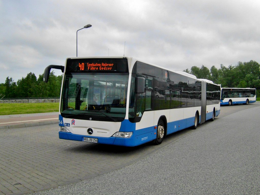 Mercedes-Benz O 530 II (Citaro Facelift) auf der Linie 40 nach Rostock Seehafen Anleger am Hauptbahnhof-Sd.(3.6.2013) 