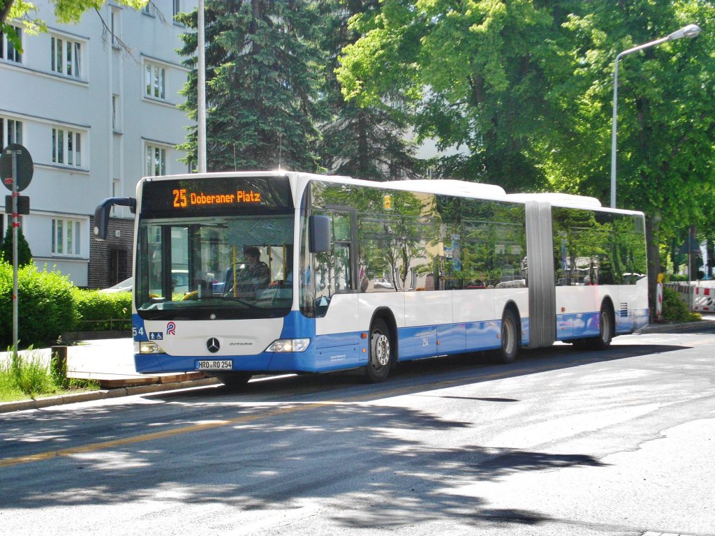 Mercedes-Benz O 530 II (Citaro Facelift) auf der Linie 25 nach Rostock-Stadtmitte Doberaner Platz an der Haltestelle Rostock-Hansaviertel Schillingallee.(3.6.2013) 