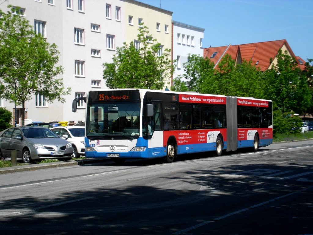 Mercedes-Benz O 530 II (Citaro Facelift) auf der Linie 25 nach Rostock-Evershagen Thomas-Morus-Strae an der Haltestelle Rostock-Hansaviertel Schillingallee.(3.6.2013) 