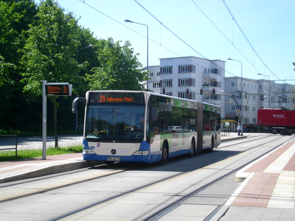 Mercedes-Benz O 530 II (Citaro Facelift) auf der Linie 25 nach Rostock-Stadtmitte Doberaner Platz an der Haltestelle Rostock-Stadtmitte Saarplatz.(3.6.2013) 