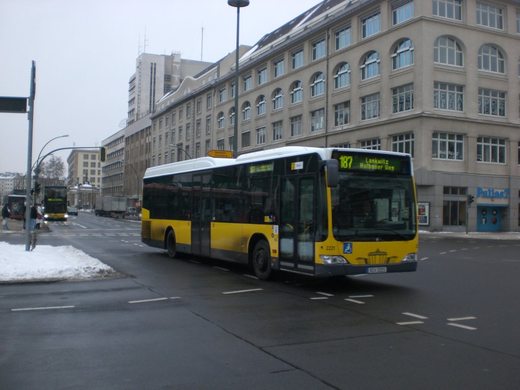 Mercedes-Benz O 530 LE  (Citaro) auf der Linie 187 nach Lankwitz Halbauer Weg an der Haltestelle Schneberg Goebensstrae.