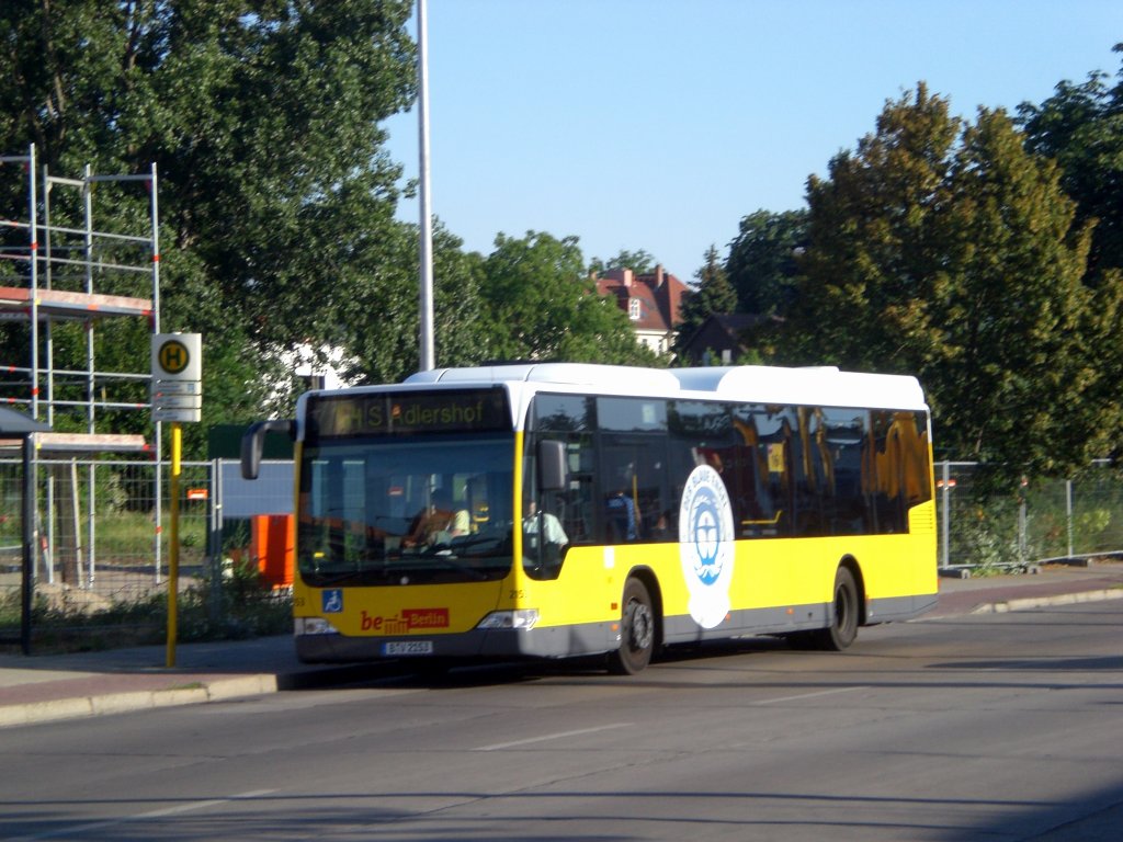 Mercedes-Benz O 530 LE  (Citaro) auf der Linie 164 nach S-Bahnhof Adlershof an der Haltestelle Adlershof Wegedornstrae/Semmelweisstrae.