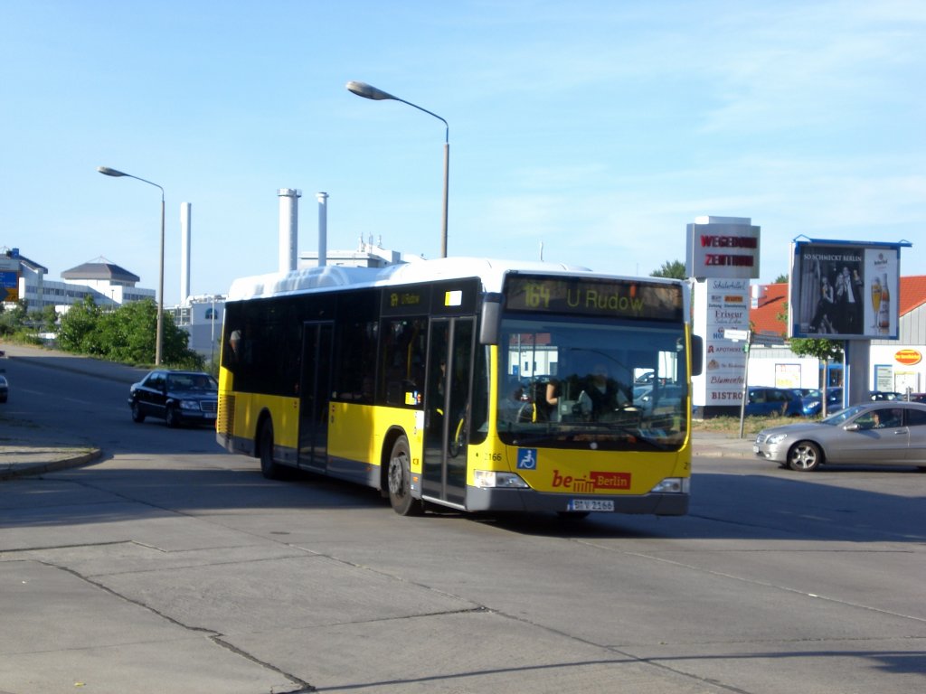 Mercedes-Benz O 530 LE  (Citaro) auf der Linie 164 nach U-Bahnhof Rudow an der Haltestelle Adlershof Wegedornstrae/Semmelweisstrae.