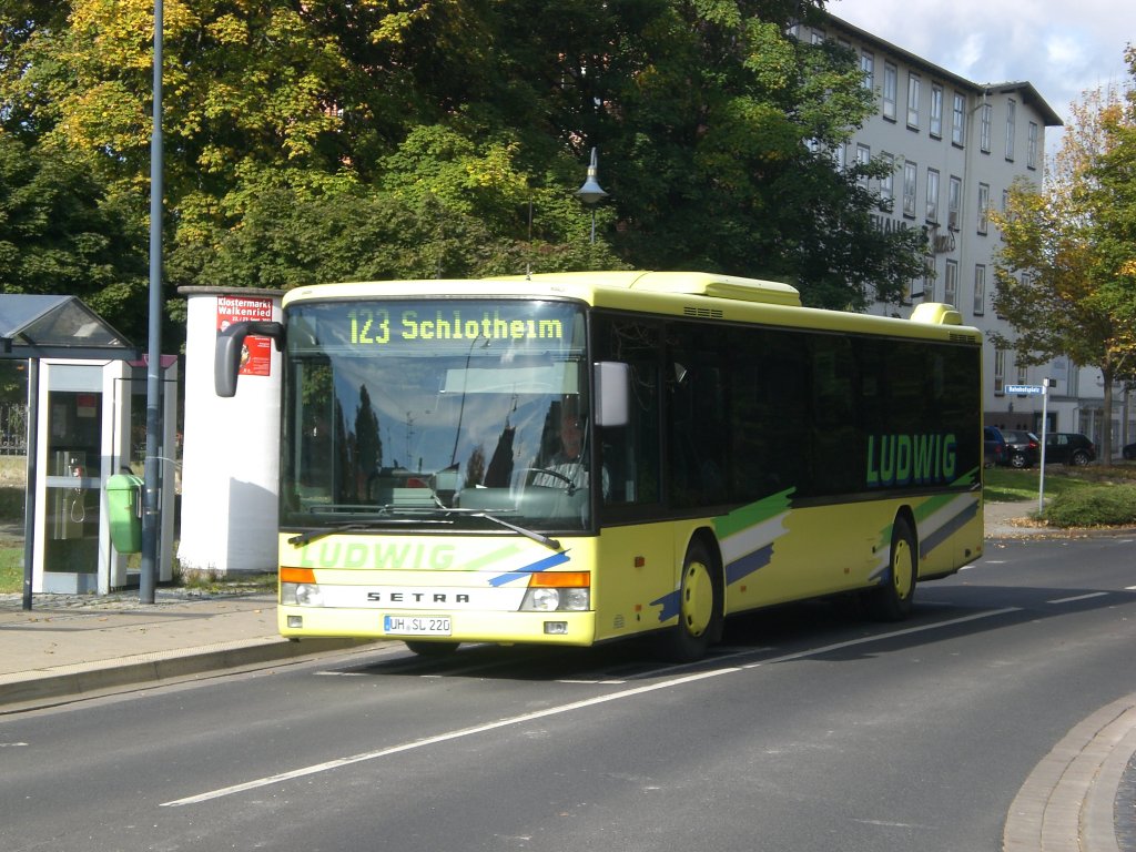 Mercedes-Benz O 550 (Integro) auf der Linie 123 nach Schlotheim am Bahnhof Mhlhausen.(8.10.2012) 