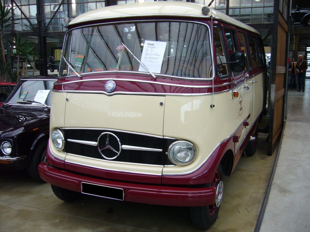 Mercedes Benz O319D in Normalausfhrung. Der O319, wurde als Standardbus in den Jahren 1961 - 1968 produziert. Als Luxusreisebus war der O319 bereits 1956 vorgestellt worden. Der 4-Zylinderdieselreihenmotor leistet 43 PS aus 1.897 cm Hubraum. Classic Remise Dsseldorf am 06.10.2012.
