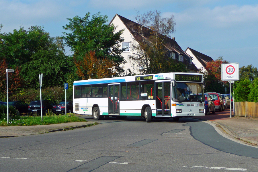 Mercedes Benz O405 N ,H-NE 2064, als Linie 573 Seelze/Sd am Seelzer Bahnhof.