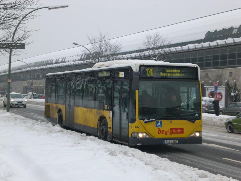 Mercedes-Benz O530 I auf der Linie 130 nach Spandau Westerwaldstrae nahe vom S+U Bahnhof Rathaus Spandau. 

