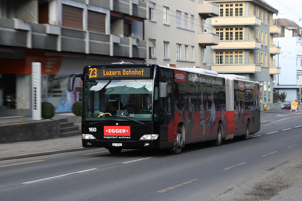 Mercedes-Benz O530G  Citaro  Nr. 160 am 3. Januar 2011 unterwegs auf der Maihofstrasse in Richtung Luzern Bahnhof. Neben diesem Wagen in Luzern gibt es in Zug ebenfalls einen Citaro G II mit dieser Werbung