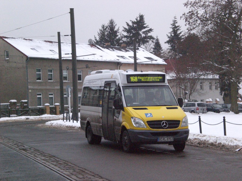 Mercedes-Benz Sprinter auf der Linie 168 nach Rauchfangswerder Mokopfring an der Haltestelle Alt-Schmckwitz.
