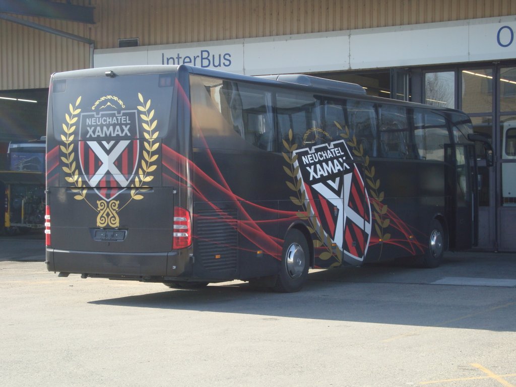 Mercedes-Benz Tourisme ex-Xamax (club de football en faillite) photographi le 15.03.2012 devant le garage Interbus  Kerzers . Ce vhicule qui est pratiquement neuf (moins d'une anne) est noir -feuilles auto-collantes-.
. Ce mme vhicule neutralis a  nouveau t photographi le 21.04.2012 
. Ce bus appartient maintenant  la maison DOMO Reisen