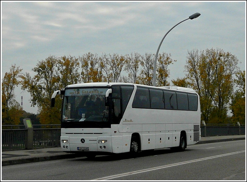 Mercedes Benz Tourismo auf der Europabrücke zwischen Strasbourg und Kehl aufgenommen am 31.10.2011. An dieser Stelle verläuft die Grenze zwischen Deutschland und Frankreich.
