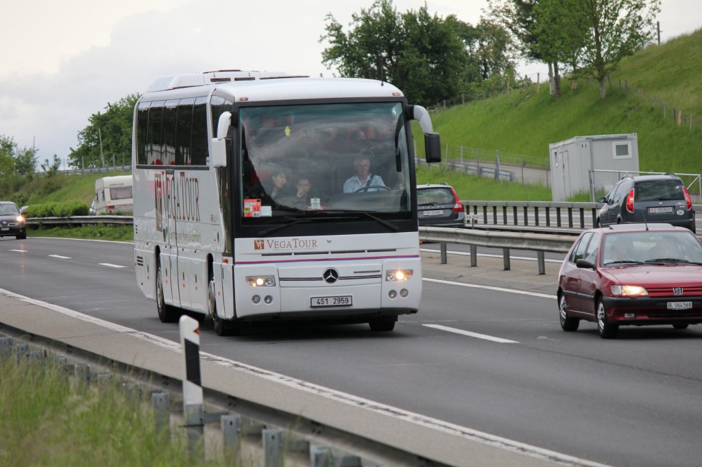 Mercedes Benz Tourismo de la maison Vega Tours (CZ) photographi le 20.05.2012 sur l'autouroute Lucerne - Ble