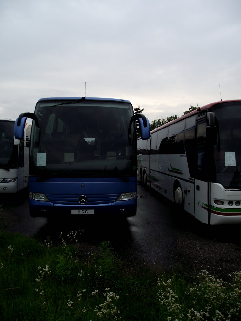 Mercedes Benz Tourismo in Mannheim durch den Zaun geknipst am 20.07.11