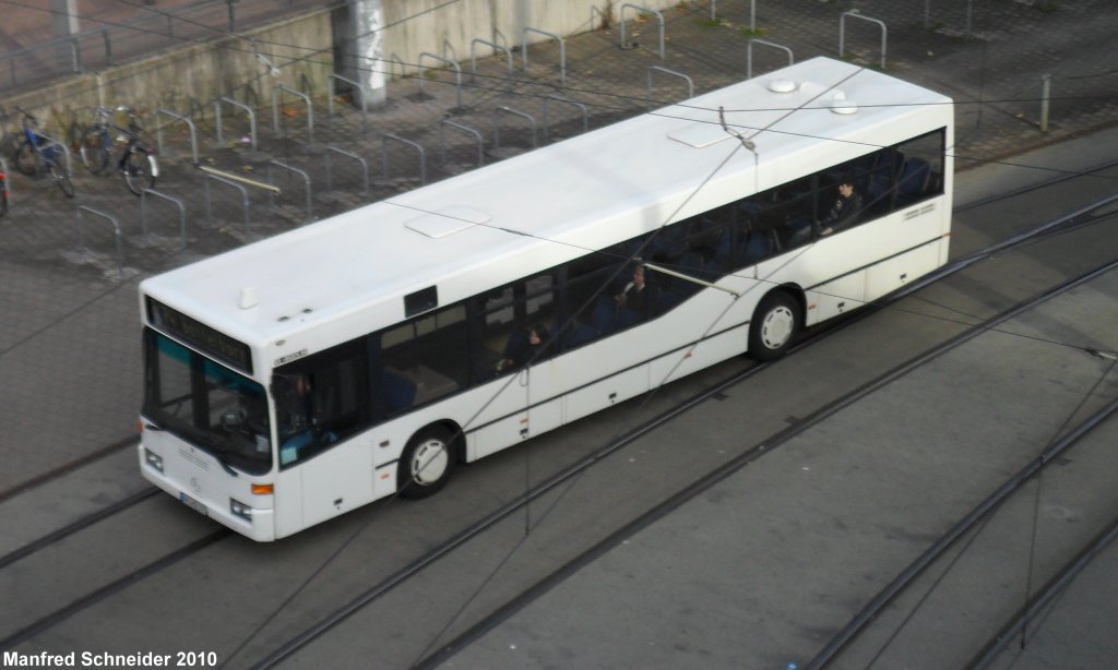 Mercedes Bus auf der Fahrt an seine Haltestelle Saarbrcken Hauptbahnhof.Das Bild habe ich am 26.10.2010 gemacht.