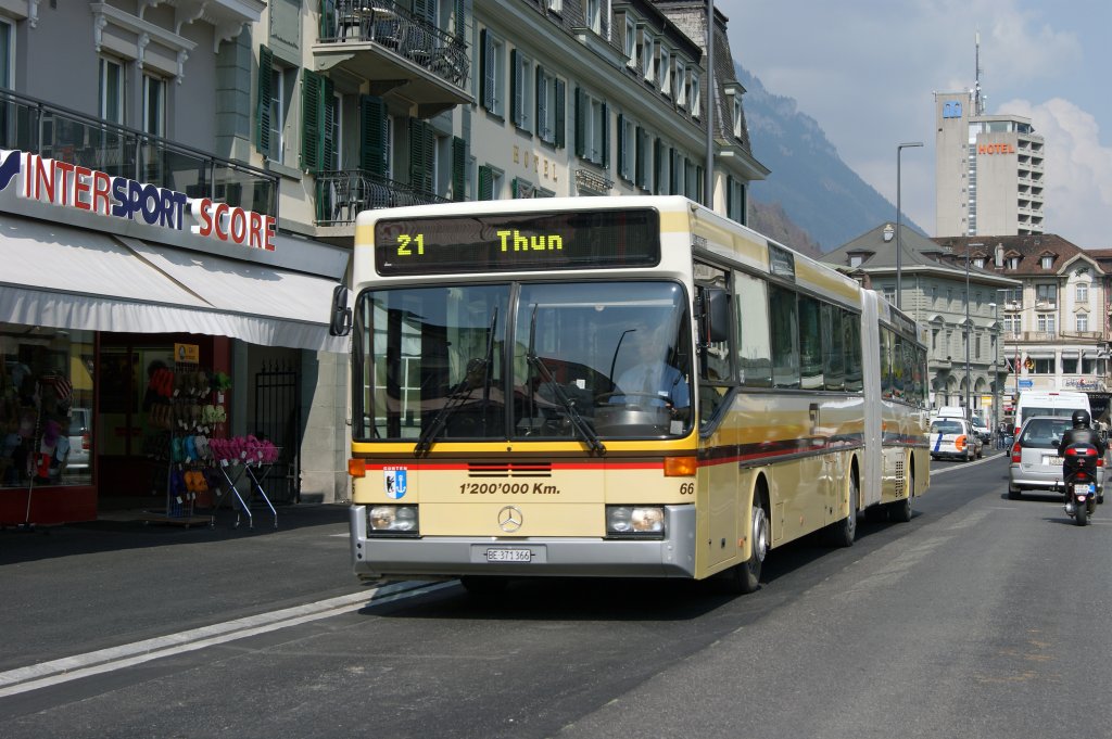 Mercedes Bus mit der Betriebsnummer 66 der STI fhrt Richtung Bahnhof Interlaken West. Die Aufnahme stammt vom 13.04.2010.