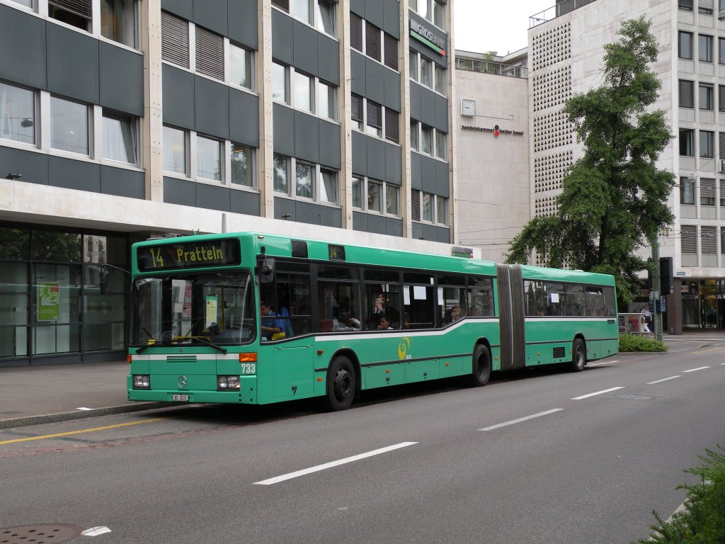 Mercedes Bus mit der Betriebsnummer 733 fhrt einen Tramersatz auf der Linie 14. Die Aufnahme entstand am 19.06.2009.