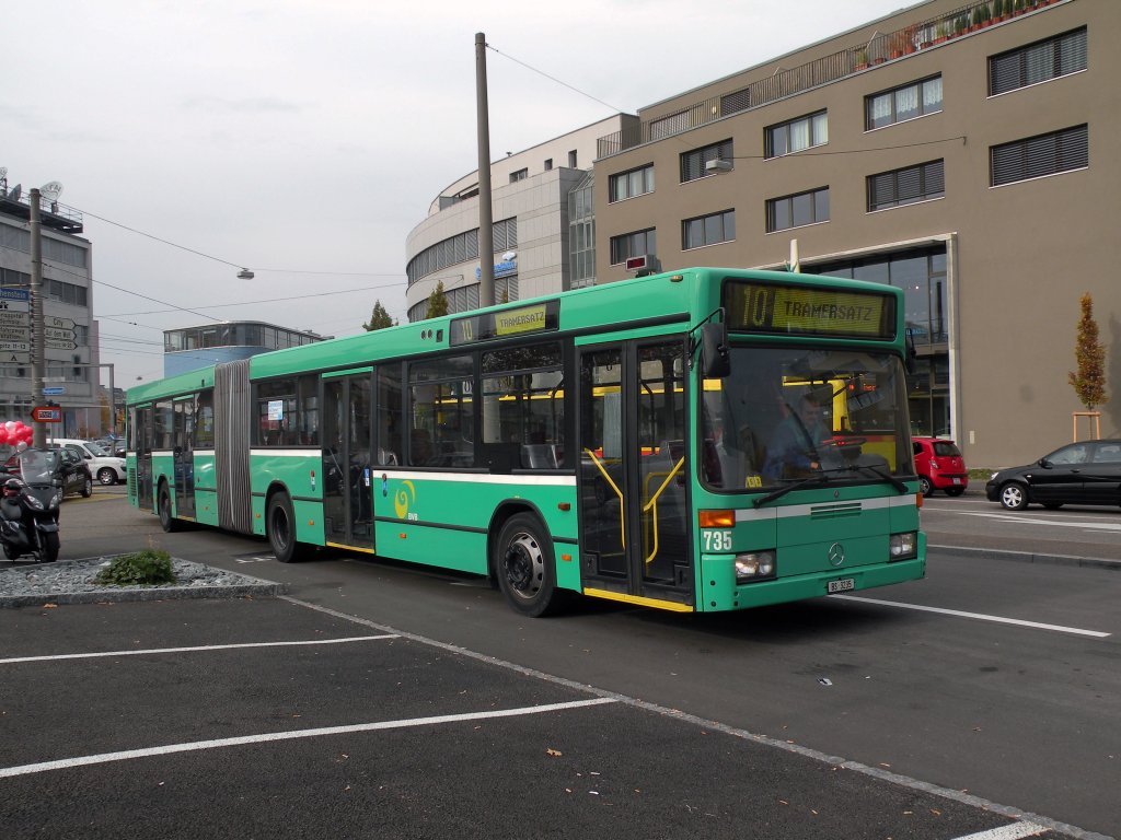 Mercedes Bus mit der Betriebsnummer 735 hilft beim Tramersatz auf der Linie 10. Hier steht er an der Endhaltestelle beim Dreispitz. Die Aufnahme stammt vom 05.11.2011.