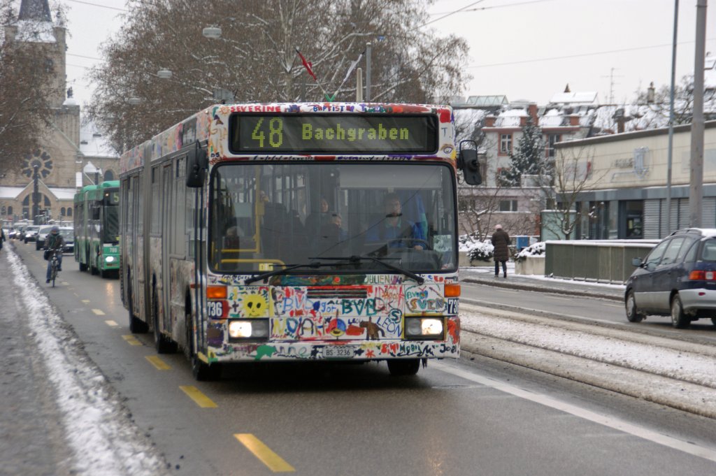 Mercedes Bus mit der Betriebsnummer 736 auf der Linie 48 Richtung Bahnhof SBB. Die Aufnahme stammt vom 10.02.2010.