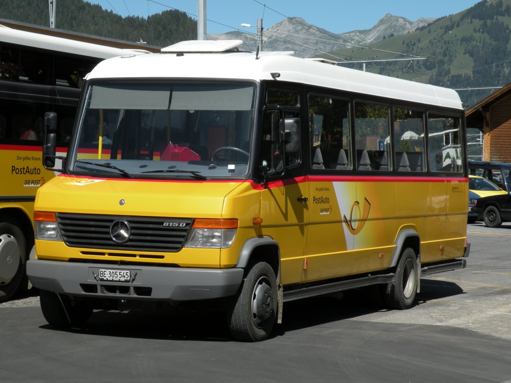 Mercedes Bus der Post BE 305545 am Bahnhof in Gstaad. Die Aufnahme stammt vom 29.07.2009.