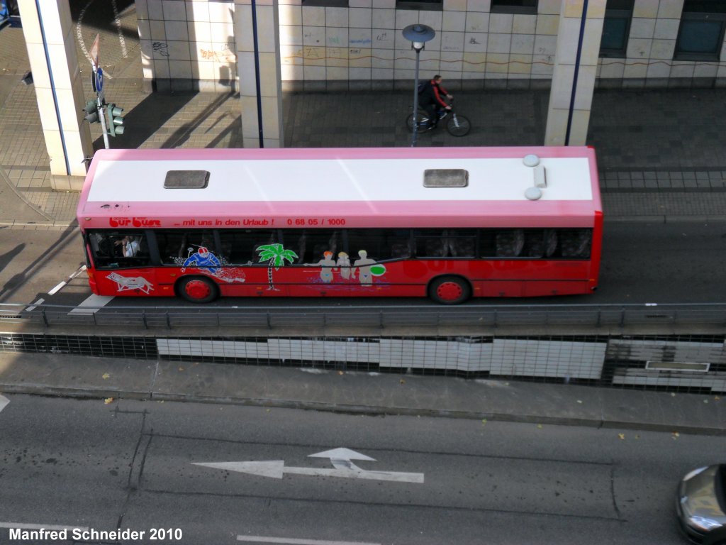 Mercedes Bus verlsst seine Haltestelle Saarbrcken Hauptbahnhof.Das Bild habe ich am 26.10.2010 gemacht.