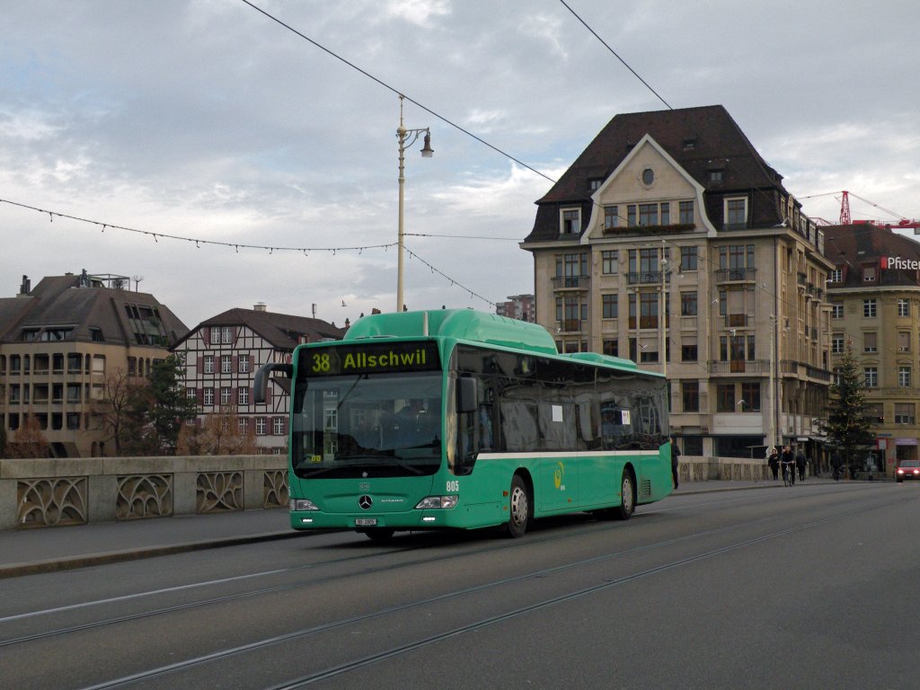 Mercedes Citaro der Basler Verkehrsbetriebe mit der Betriebsnummer 805 überquert die Mittlere Rheinbrücke Richtung Schifflände. Die Aufnahme stammt vom 21.11.2009.