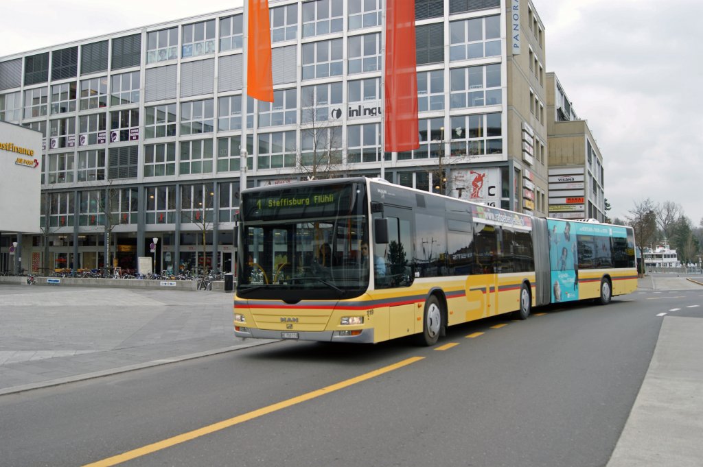 Mercedes Citaro BE 700110 auf der Linie 1 ist soeben am Bahnhof Thun abgefahren. Die Aufnahme stammt vom 12.04.2010.