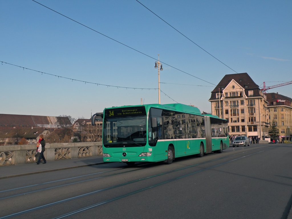 Mercedes Citaro der BVB mit der Betriebsnummer 708 überquert die Mittlere Rheinbrücke Richtung Schifflände. Die Aufnahme entstand am 21.11.2009.