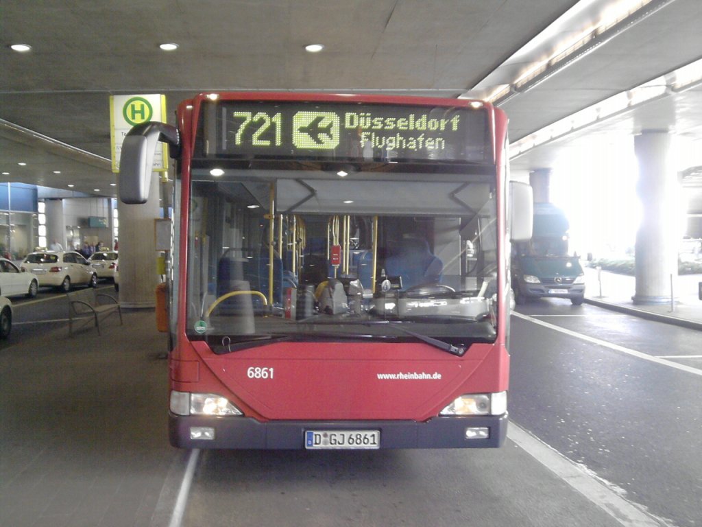 Mercedes Citaro Gelenkbus der Rheinbahn.
Linie 721 fhrt zurck nach Tannenhof Gothaer Weg.
Aufnahmeort Dsseldorf Flughafen Terminal.