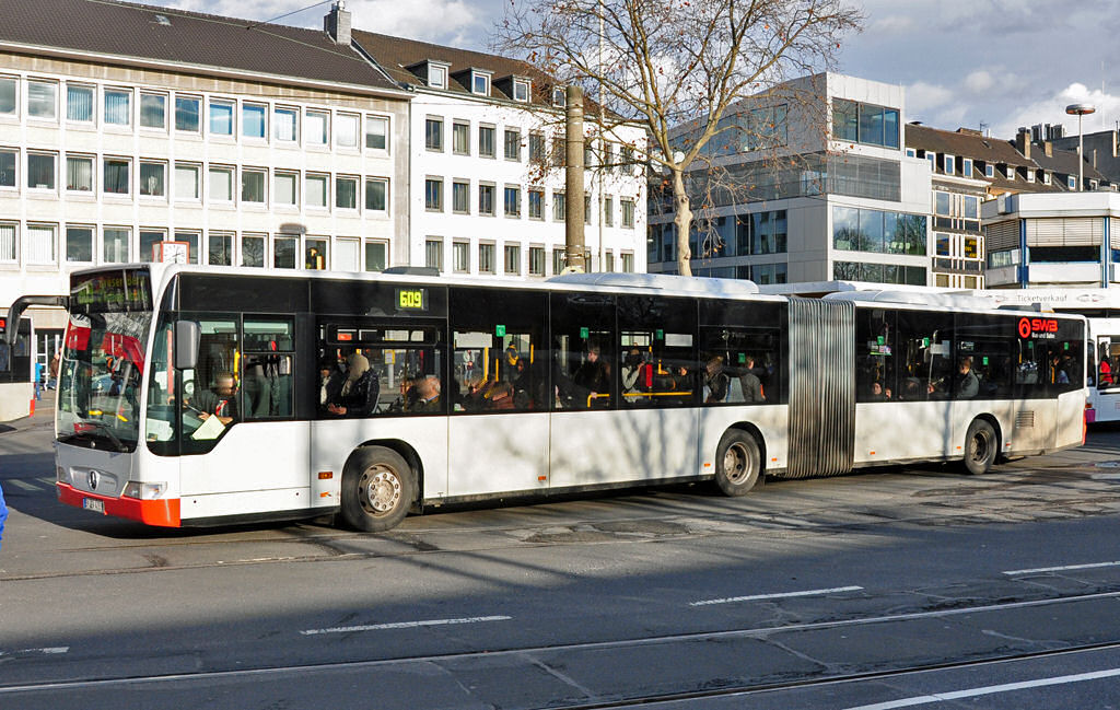 Mercedes Citaro Gelenkbus der SWB am Bonner-Hbf - 08.01.2011