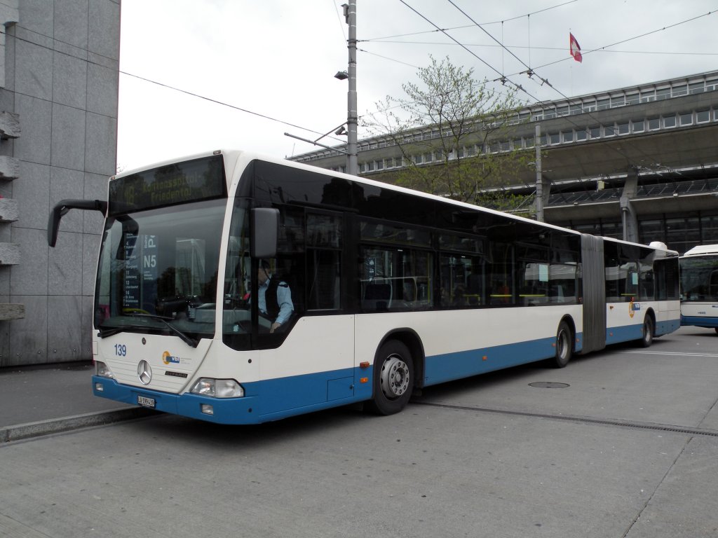 Mercedes Citaro LU 199439 mit der Bertiebsnummer 139 auf der Linie 18 am Bahnhof Luzern. Die Aufnahme stammt vom 04.05.2010.