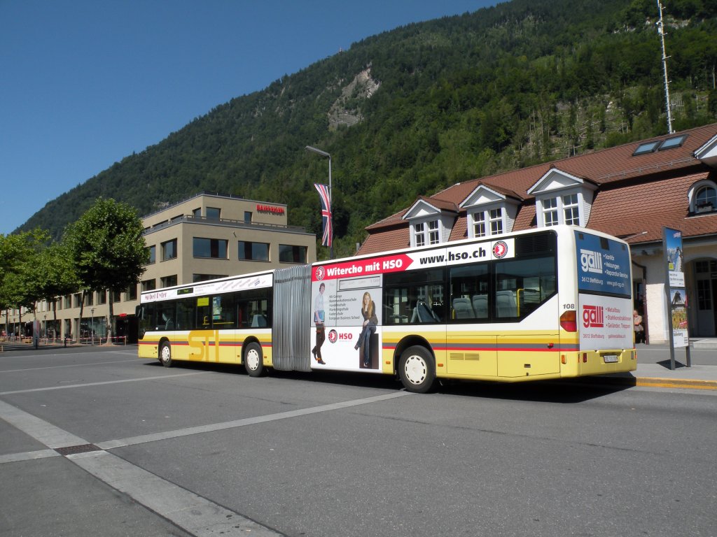 Mercedes Citaro mit der Betriebsnummer 108 auf der Linie 21 am Bahnhof Interlaken Ost. Die Aufnahme stammt vom 11.08.2012.