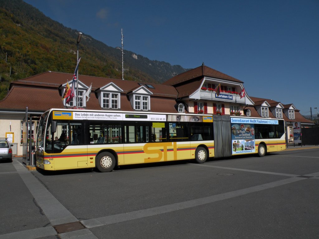 Mercedes Citaro mit der Betriebsnummer 110 auf der Linie 21 am Bahnhof Interlaken Ost. Die Aufnahme stammt vom 13.10.2011.
