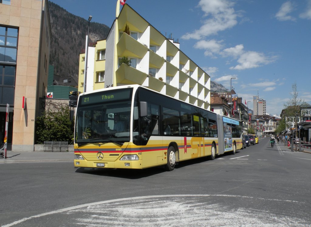 Mercedes Citaro mit der Betriebsnummer 110 auf der Linie 21 muss die Haltestelle wegen einer Baustelle direkt vor dem Kreisel bedienen. Die Aufnahme stammt vom 18.04.2013.