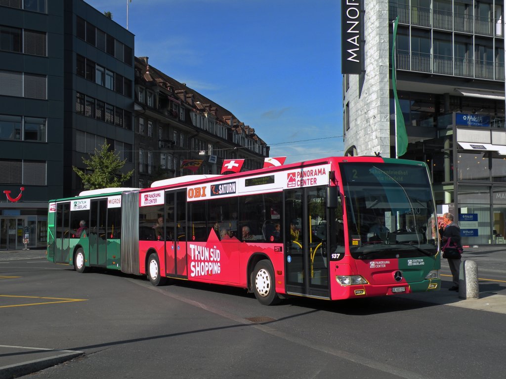 Mercedes Citaro mit der Betriebsnummer 137 und der Vollwerbung fr Thun Sd Shopping Zentrum Oberland auf der Linie 2 am Bahnhof in Thun. Die Aufnahme stammt vom 12.10.2011.